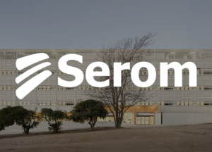 Logotip de Serom amb un hospital sanitari de fons