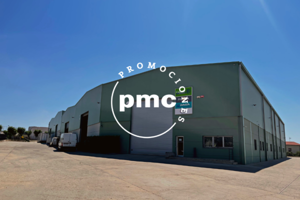 Logotip de PMC amb una imatge de la nau industrial de Calaf Trenching